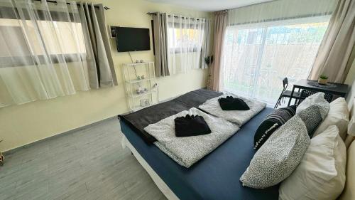 TV a/nebo společenská místnost v ubytování Chloraka Bay Studio