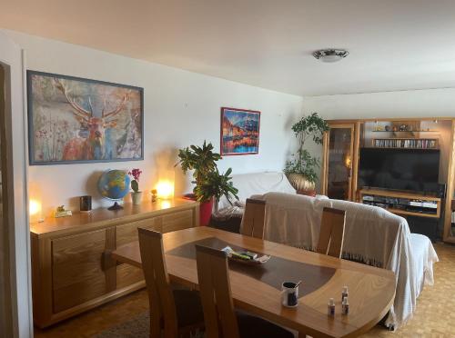 un salon avec une table et un canapé dans l'établissement Apt 2 pièces, vue admirable, localisation exceptionnelle à 20 mn de Paris, à Noisy-le-Grand