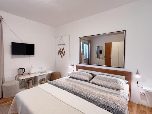 Postel nebo postele na pokoji v ubytování Room Tai - Spacious and Comfy with Private Terrace