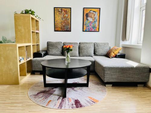 Lovely nest! Just beside SCHÖNBRUNN PALACE and ZOO!