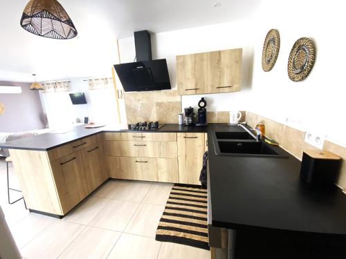 Dapur atau dapur kecil di Maison ambiance COSY - Détente - Clim - 3 chambres