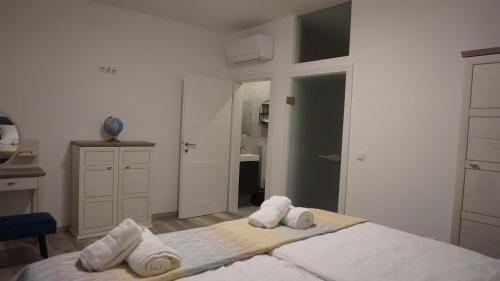 a bedroom with a bed with towels on it at Apartment Am Weißenberg 2 in Neuhofen an der Krems