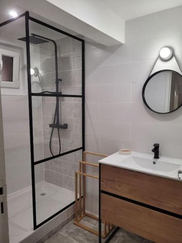 une salle de bain avec douche et lavabo dans l'établissement Petite maison entre mer et montagne, à Céret