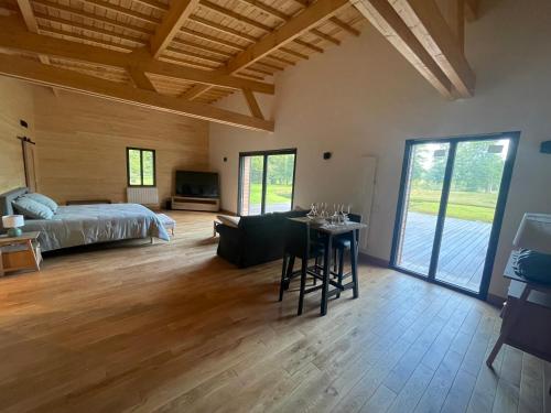 Postel nebo postele na pokoji v ubytování Suite climatisée de 120 m2 avec spa de nage, sauna et balnéo
