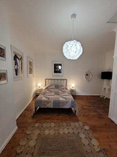 - une chambre avec un lit et une lumière dans l'établissement Petite maison entre mer et montagne, à Céret