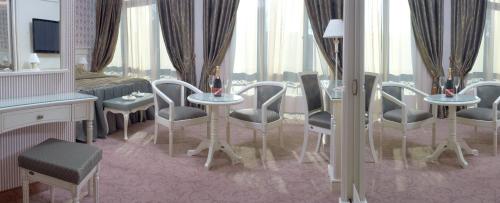 a rendering of a room with a table and chairs at Savoy Hotel in Chişinău