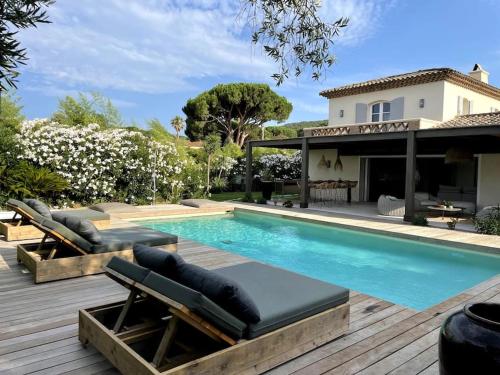 - une piscine avec des chaises longues à côté d'une maison dans l'établissement Villa Lety, à Saint-Tropez