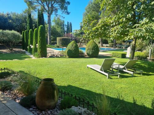 Κήπος έξω από το Le Clos des Cyprès Maison d'hôtes de charme - Diner Gourmet & Bien-être