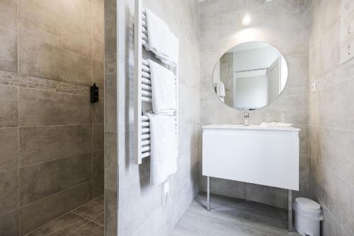 a bathroom with a sink and a mirror at Le Trèfle à Quatre Feuilles in Siorac-en-Périgord