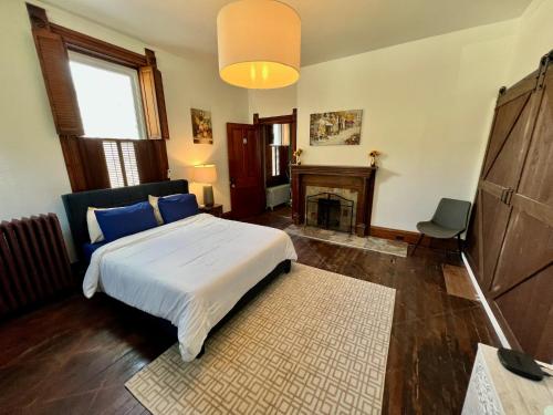 Postel nebo postele na pokoji v ubytování Skyline Retreat Spacious Elegance Queen Suite 1 City Views