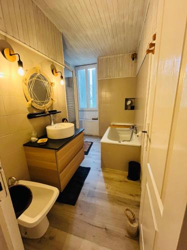une salle de bain avec un lavabo, des toilettes et une baignoire dans l'établissement Maison de village, à Peyriac-Minervois