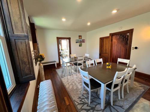 Posezení v ubytování Skyline Retreat Spacious Elegance Queen Suite 1 City Views