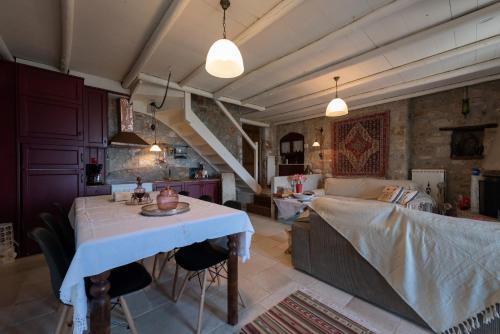 Traditional Stonehouse Kalamata Verga