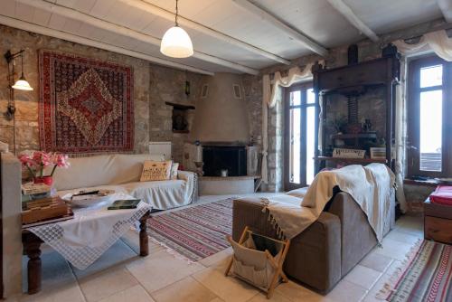 Traditional Stonehouse Kalamata Verga