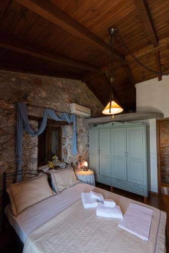 Traditional Stonehouse Kalamata Verga