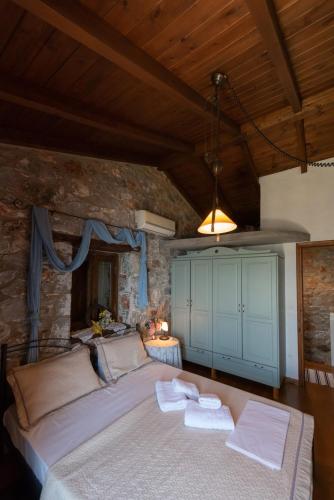 Traditional Stonehouse Kalamata Verga