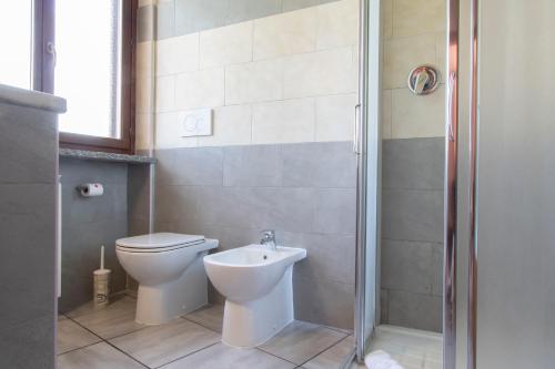a bathroom with a toilet and a shower at Casa Graziella- appartamenti vacanze in Portacomaro