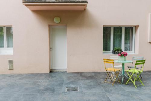 a table and chairs in front of a house at Residenza al Parco in Gorizia