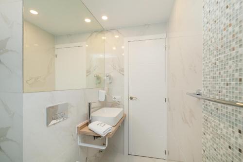 Ponderosa 807, Las Americas, one bedroom apartment with large terrace and ocean view, next to Siam Park