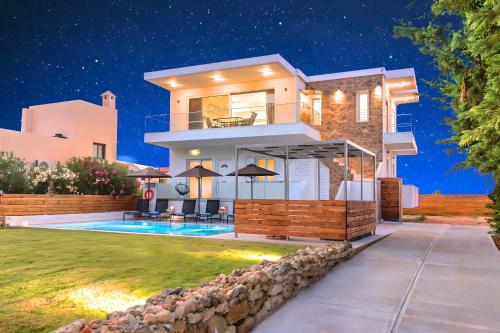una villa con piscina di notte di Luminosa Luxury Villa a Chania