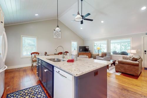 Una cocina o zona de cocina en Cozy Pines