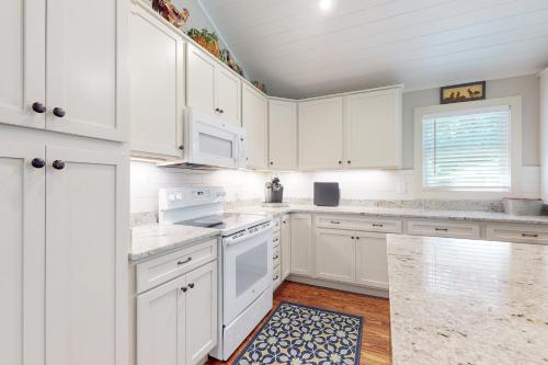Una cocina o zona de cocina en Cozy Pines