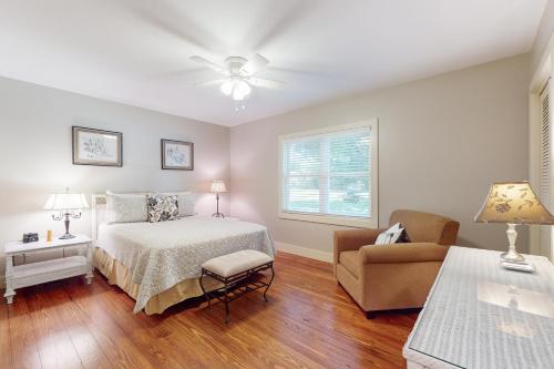 Un dormitorio con una cama, un sofá y una silla. en Cozy Pines, en Flat Rock