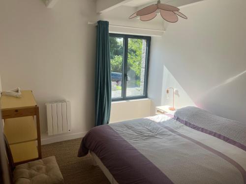 une chambre avec un lit et une fenêtre dans l'établissement Maison de Pays rénovée, à Pleurtuit