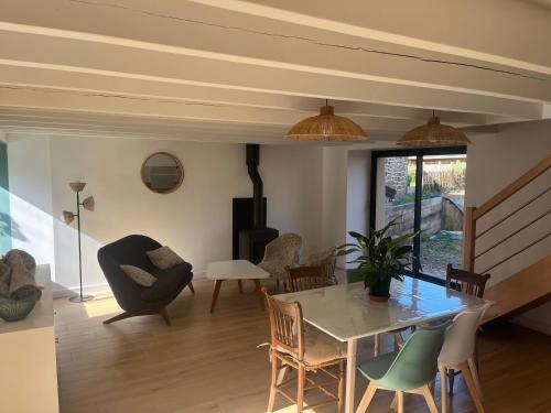 un salon avec une table et des chaises dans l'établissement Maison de Pays rénovée, à Pleurtuit