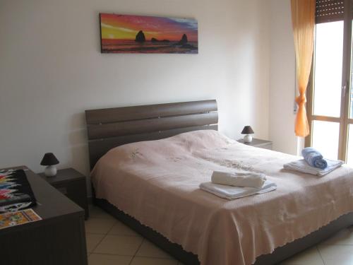ヴァルデーリチェにあるValderice Vacanze for familyのベッドルーム1室(ベッド1台、タオル2枚付)