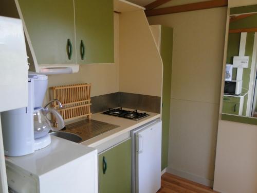 Il comprend une petite cuisine équipée d'une cuisinière et d'un évier. dans l'établissement Petit chalet, à Pianottoli-Caldarello