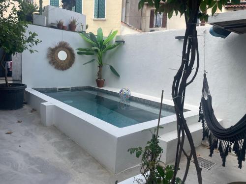 - une piscine dans un jardin avec hamac dans l'établissement Charmante maison avec piscine, à Marseille