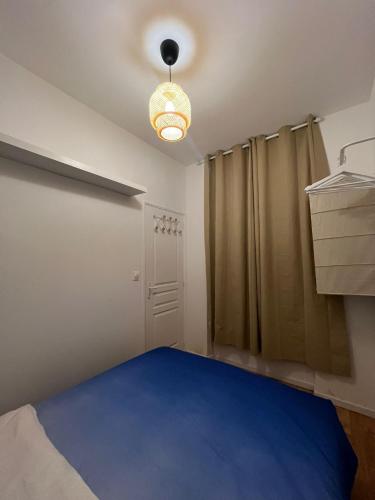 - une chambre avec un sol bleu et une lumière dans l'établissement Le Havre Montmartrois, à Paris