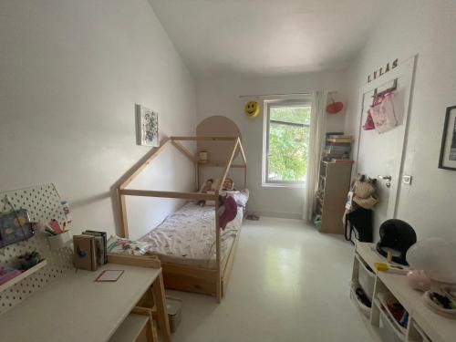 - une petite fille dormant dans un lit dans une pièce dans l'établissement Charmante maison avec piscine, à Marseille