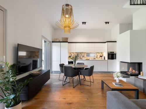 Una cocina y una sala de estar con mesa y sillas. en Maison du Soleil, en Kranjska Gora