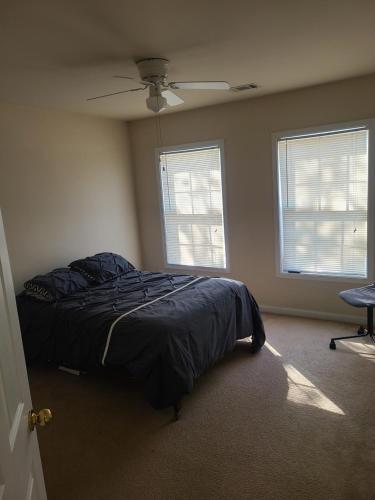 een slaapkamer met een bed en een plafondventilator bij Warren Seabrook in Covington