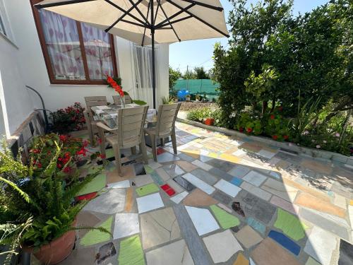 Κήπος έξω από το Flower's Home