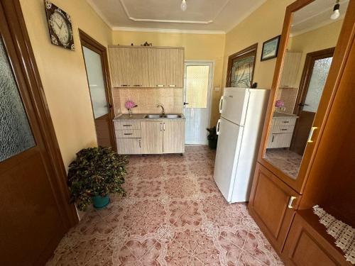 Η κουζίνα ή μικρή κουζίνα στο Flower's Home