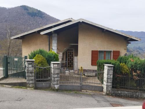 a house with a fence in front of it at Casa tra i Laghi in Ponna Superiore