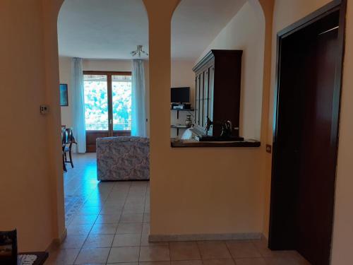 a living room with a sink and a kitchen at Casa tra i Laghi in Ponna Superiore
