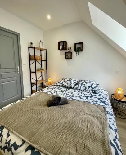 une chambre avec un lit avec une couverture dessus dans l'établissement Le Reflet Marin - Proxi plage - Calme, au Tréport