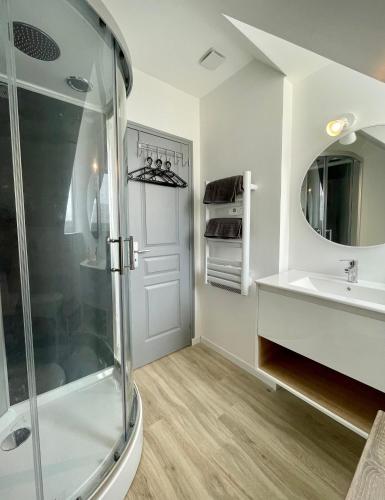 une salle de bain avec douche et lavabo dans l'établissement Le Reflet Marin - Proxi plage - Calme, au Tréport