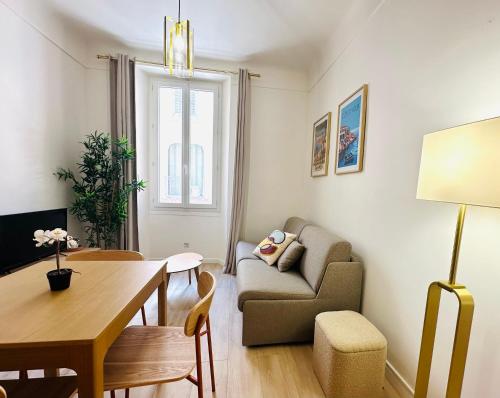 un salon avec un canapé et une table dans l'établissement Appart Suquet Cannes, à Cannes
