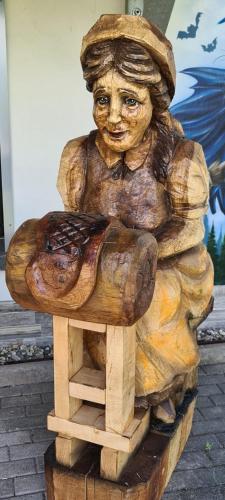 a statue of a little girl sitting on a bench at FeWo Harz Haennig 1 in Wieda
