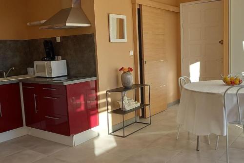 La cuisine est équipée d'une table et d'un four micro-ondes. dans l'établissement Studio privatif, à Lespignan