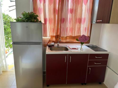 Η κουζίνα ή μικρή κουζίνα στο Flower's Home