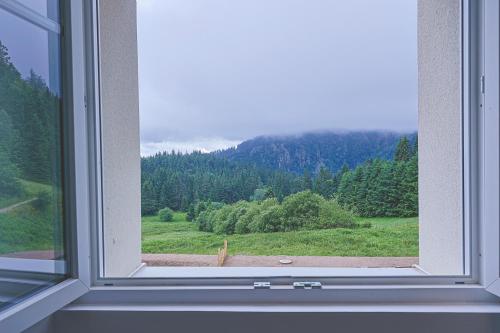 Pemandangan gunung umum atau pemandangan gunung yang diambil dari apartmen