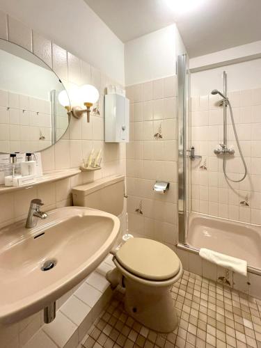 Ένα μπάνιο στο Haus Roseneck mit gratis Zugang zur Jod-Sole-Therme