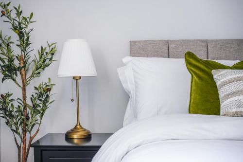 Katil atau katil-katil dalam bilik di Kingside Residence Stevenage