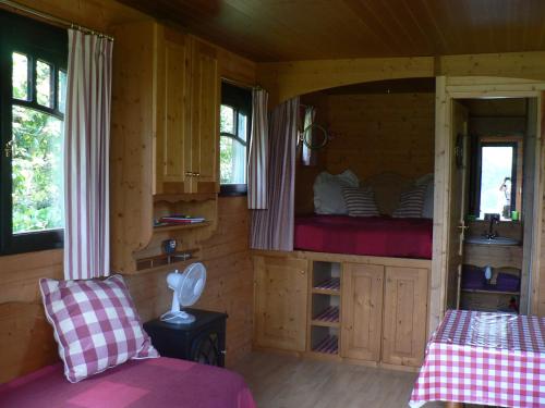 - une chambre avec 2 lits superposés dans une cabine dans l'établissement Nid douillet en Ardèche, à Chomérac